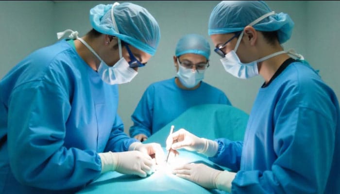 Imagen que muestra una intervención quirúrgica de nervios periféricos para tratar lesiones o compresiones nerviosas.