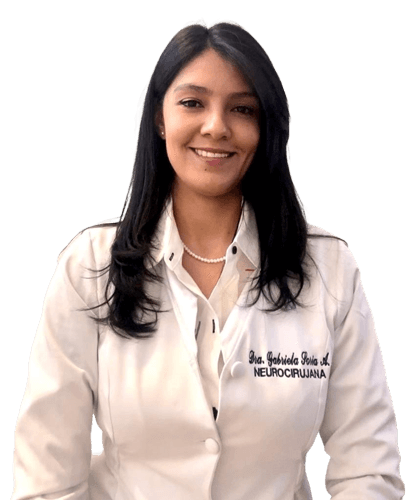 Foto de la Dra. Gabriela Soria, neurocirujana en Quito, en su consultorio de neurocirugía.